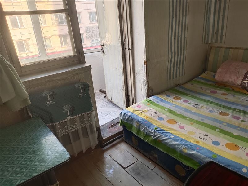 东三平安街三楼公寓单间出租