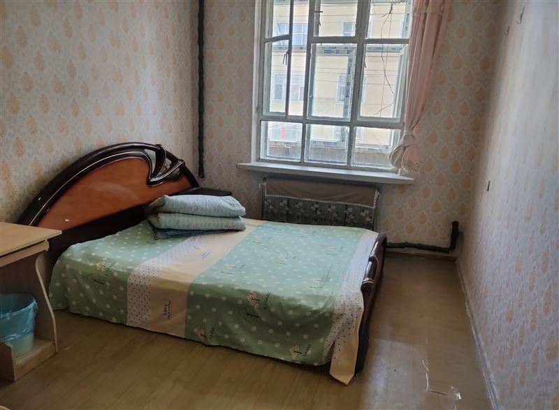 东三平安街三楼公寓单间出租